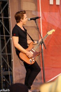 Hunter Hayes Guitar Singing Boots and Hearts 2014