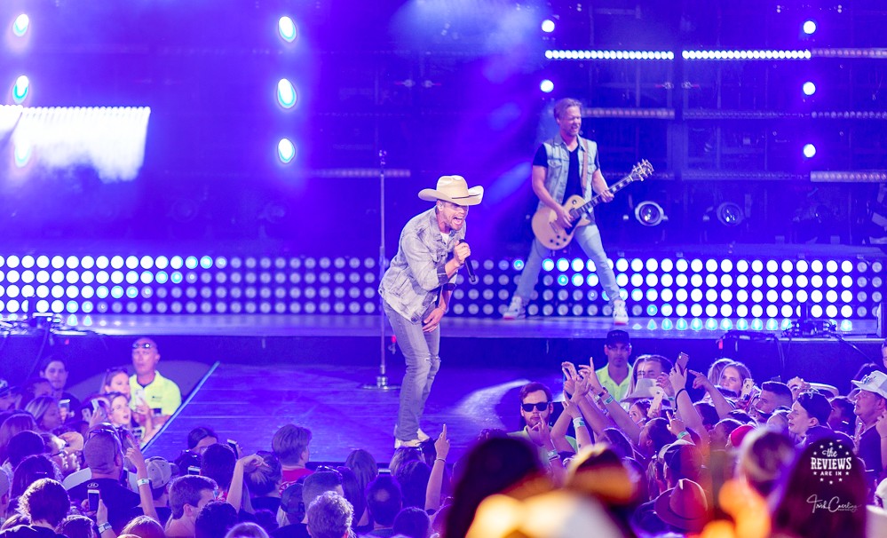 Dustin Lynch at the Toronto Budweiser Stage shot by Trish Cassling for thereviewsarein.com