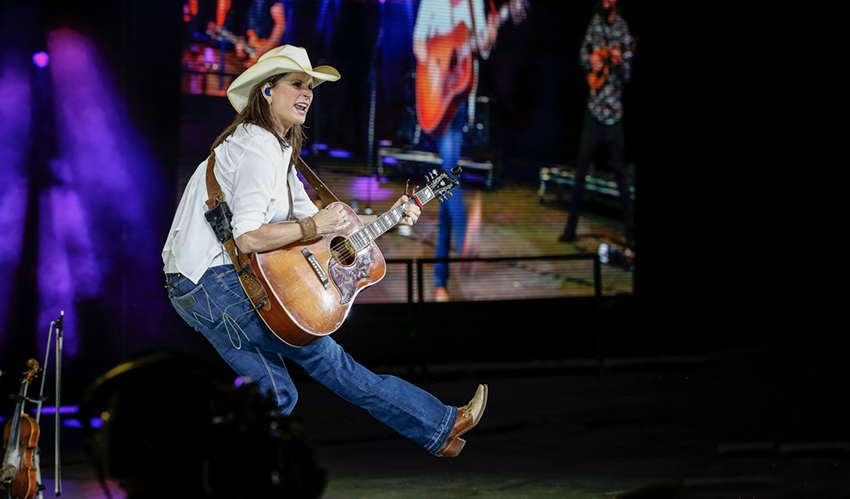 Terri Clark 2021 Calgary Stampede shot by Sydney Butters for thereviewsarein feature 1000x499