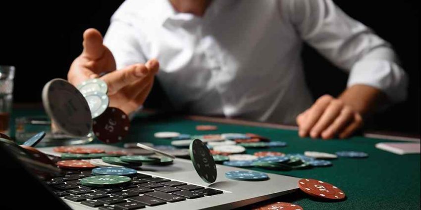 Online Casino Image man - laptop - chips 1000x499